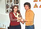 La hermana de Mariano entregando un trofeo a Gali